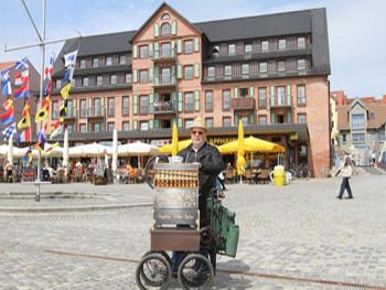 Jörg Perleberg spielt im Warener Hafen