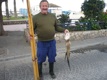 mi amigo ANTONIO vom Fang zurück, bei mir vor der Tür mit einem Tintenfisch